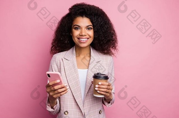 迷人迷人的深色皮肤商务女士照片手持电话饮料外卖热饮料咖啡休息时间穿格子运动夹克隔离粉彩