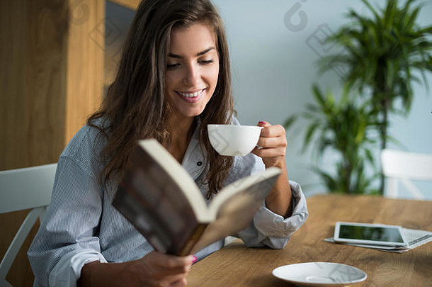 早上读一本<strong>好书</strong>，喝一杯咖啡
