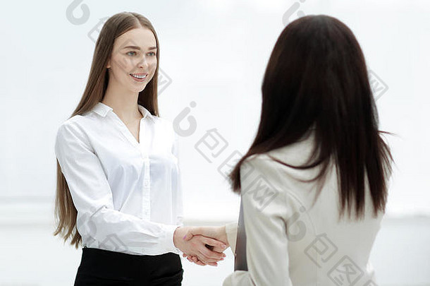 成功的女商人与员工握手