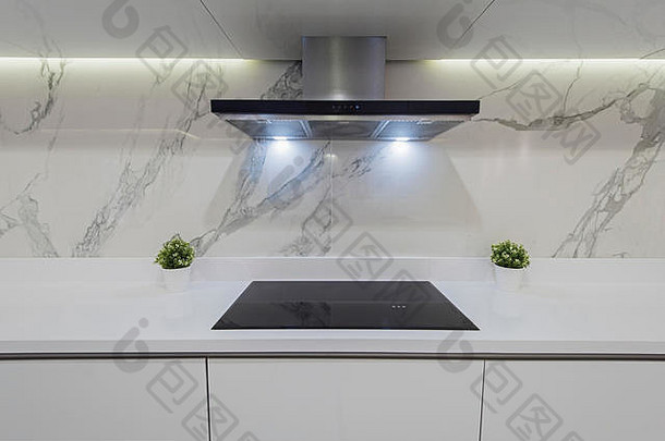 室内设计装饰，在豪华公寓展厅展示现代厨房炊具滚刀设备和抽风机