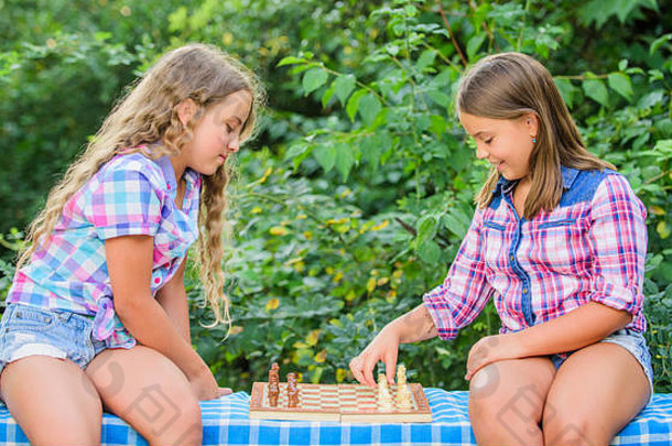 国际象棋比赛转大脑使大脑工作早期童年发展有价值的对手开发隐藏的能力女孩玩国际象棋国际象棋玩姐妹熟练的孩子们