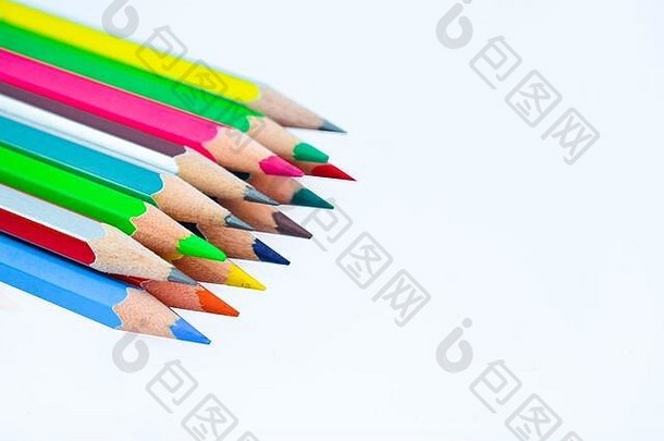 夫妇行彩色的木铅笔蜡笔前白色背景