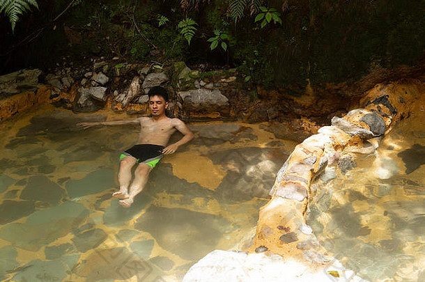 在危地马拉温泉放松的西班牙裔男子