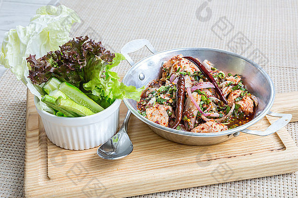 泰式辣味三文鱼沙拉配新鲜蔬菜