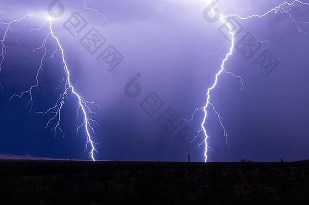 在亚利桑那州吉拉本德附近的沙漠中，一场风暴击中了强大的闪电。