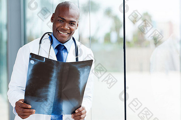 快乐的非洲裔美国医务工作者在办公室里拿着病人的x光片