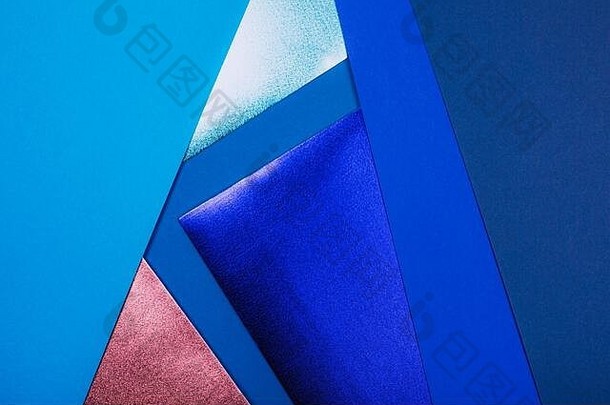 分为几个部分的蓝纸背景和金属元素。灵感来源于2020年度最佳颜色