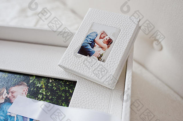 华丽的白色皮革婚礼相册,照片专辑盒子白色背景