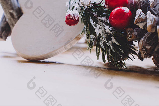 斯堪的那维亚圣诞节花环红色的浆果松视锥细胞光木表格