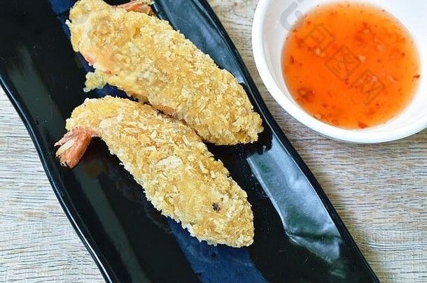 香酥虾仁片面包和面粉蘸甜辣椒酱