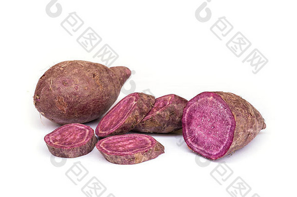 白色背景上分离的紫甘薯。