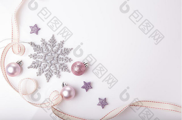 圣诞作文。云杉枝，圣诞树，圣诞粉红装饰，白色背景上有丝带的节日舞会。