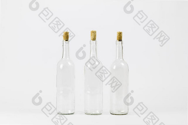 三个空玻璃瓶，软木塞隔离在白色背景上