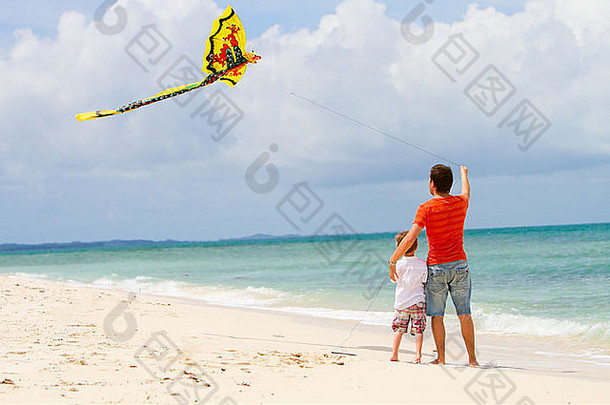 爸爸和儿子在海滩上<strong>放风筝</strong>