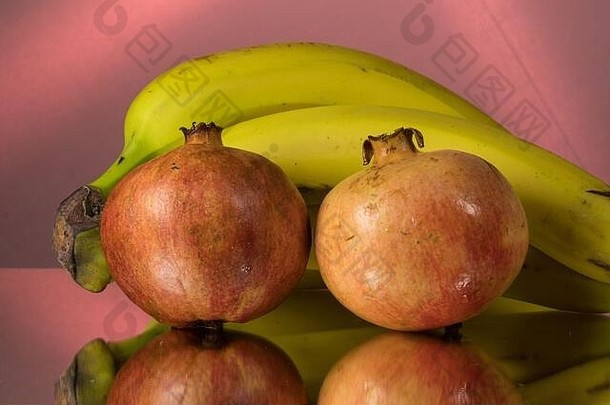 黄色的<strong>香蕉</strong>红色的石榴镜像表格gorizontal图像