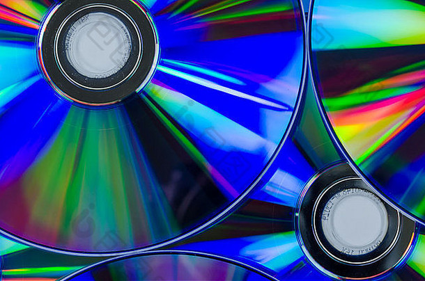白色背景上的CD dvd或CD光盘