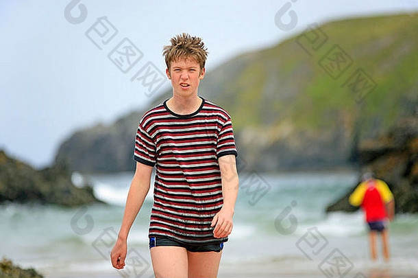 十几岁的男孩durness海滩苏格兰穿t恤成形洗澡西装