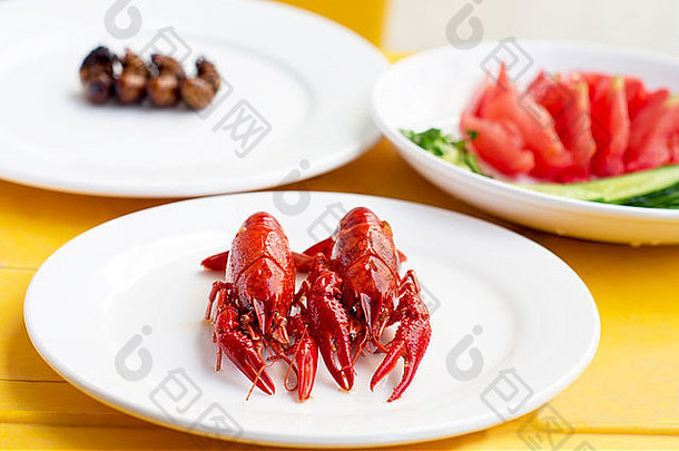 煮小龙虾和丰盛的菜肴。