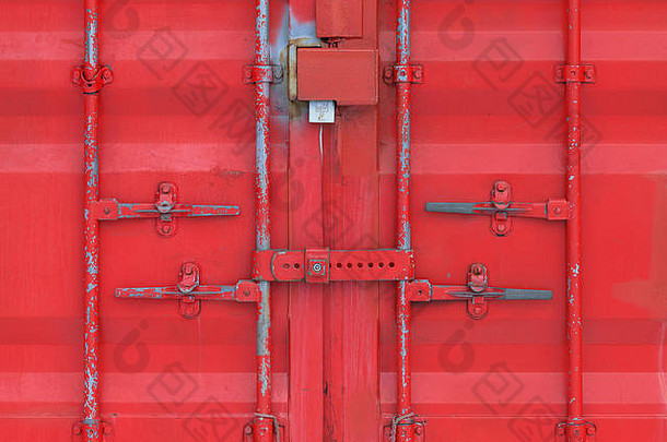充满活力的红色锁紧储物柜门