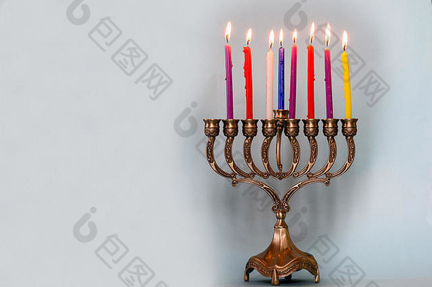 第七一天光明节燃烧光明节色彩斑斓的蜡烛烛台传统的枝状大烛台chanukkah-jewish假期晚上蜡烛添加复制空间文本