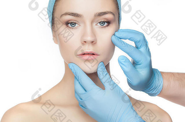 塑料手术概念医生手手套触碰女人脸