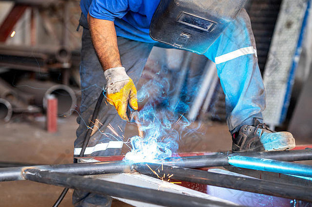 金属工人焊接金属保护