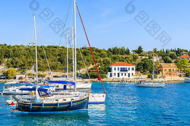 费斯卡多港口凯法利尼亚岛岛9月视图色彩斑斓的房子游艇船费斯卡多村希腊岛屿