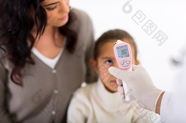 医生用数字温度计检查小病人的体温