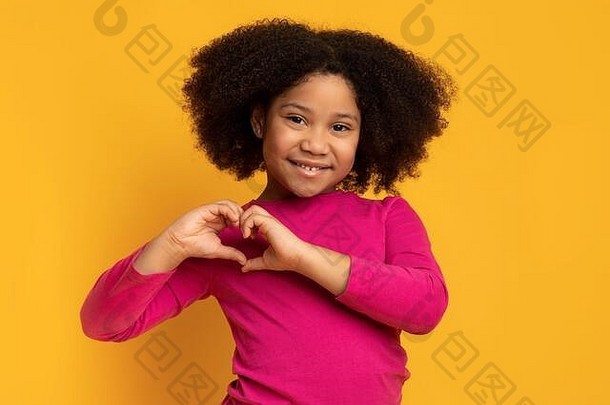 可爱的非洲美国女孩使心形状手