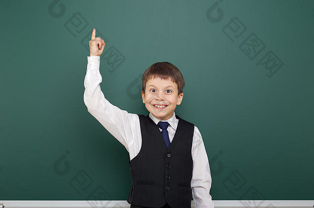 学校学生男孩摆姿势清洁黑板上显示手指点扮鬼脸情绪穿着黑色的西装