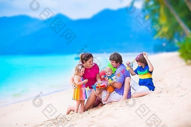 快乐年轻的家庭孩子们庆祝活动<strong>生日</strong>聚会，派对热带海滩父母孩子们吃蛋糕假期