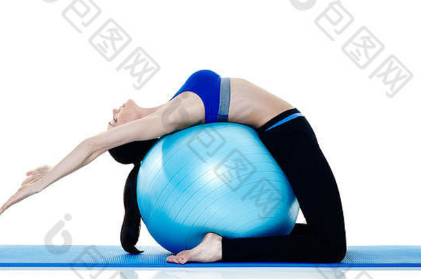 一名白人女子在白色背景下练习健身普拉提