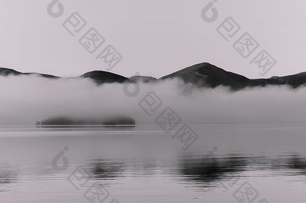 黑白相间的洛蒙湖上的薄雾