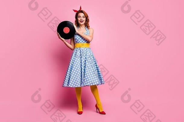 《美丽惊艳的女士》的全尺寸照片hold old fashion乙烯基cd Visite复古主题派对穿着点缀的长裙高跟鞋黄色紧身裤