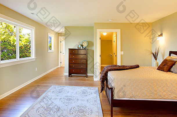 大卧室现代棕色（的）床上绿色墙