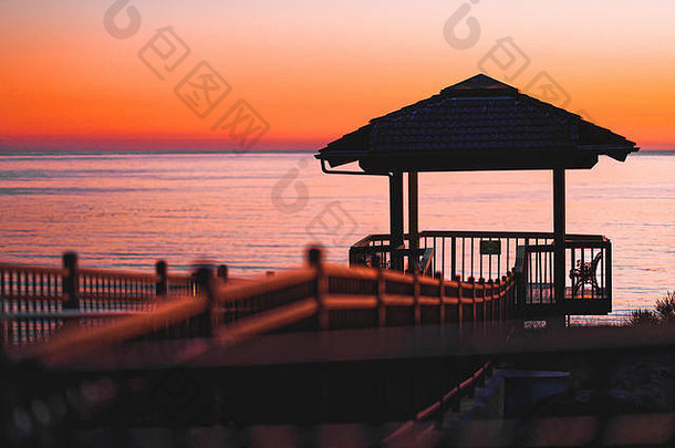 日落时的文塔纳凉亭。海岸悬崖，皮斯莫海滩，加利福尼亚州。海滨悬崖风景酒店