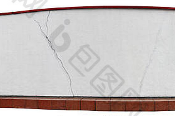 长曲线白色石墙，以红色花岗岩块为基础。白色隔离