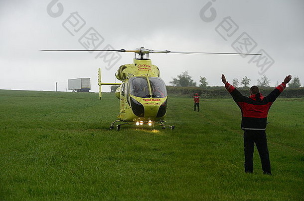 英国南约克郡巴恩斯利，约克郡空中救护车在雨天起飞。图片：斯科特·贝尔斯托/阿拉米