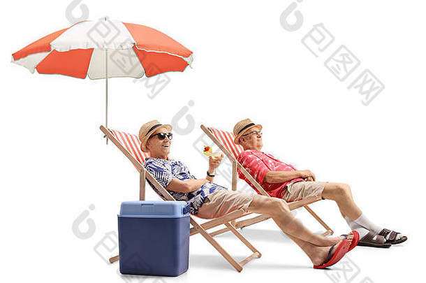 老年游客在白色背景的躺椅上休息