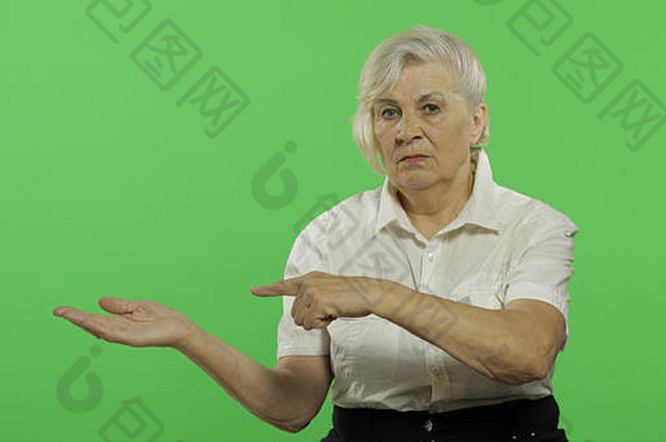 上了年纪的女人点微笑漂亮的祖母白色衬衫的地方标志文本浓度关键绿色屏幕背景
