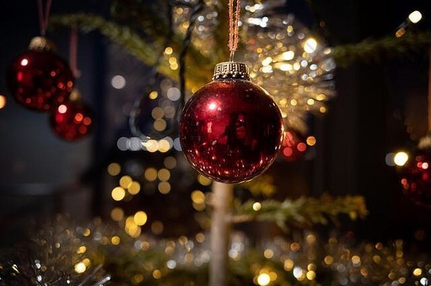 红色的闪亮的圣诞节球<strong>挂包</strong>厢里装饰圣诞节树