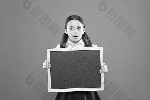 你的文本在这里。信息写家庭作业。回到学校。<strong>教师节</strong>。9月1日。小女孩展示公告。用黑板惊吓小女生。用于复印空间的黑板。