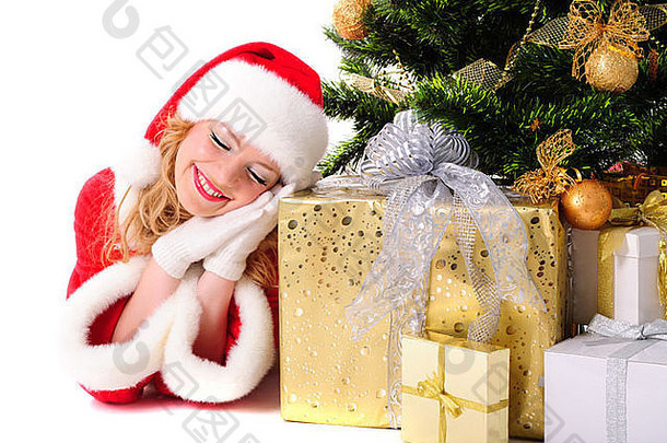 白日梦中的圣诞圣女，带着礼物和装饰过的枞树。