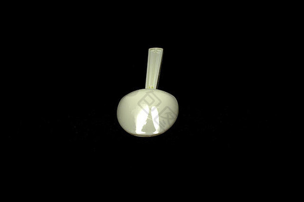 一个简单的塑料汤匙的特写静物画。这是一系列连续的临时照明和特写镜头实验的一部分