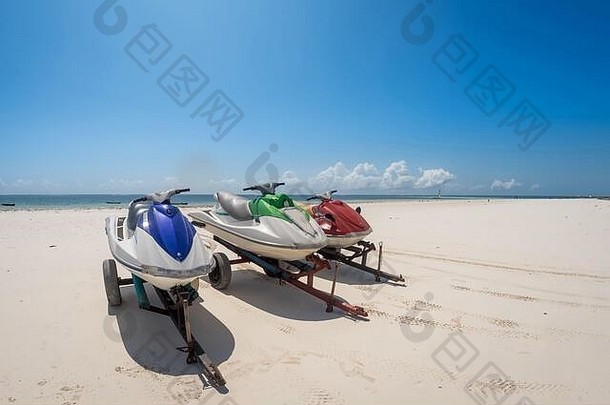 迪亚尼海滩在桑给巴尔和瓦塔姆的海滩上租赁水上摩托艇活动。三架喷气式飞机