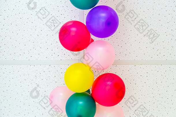 五颜六色的气球挂在天花板上
