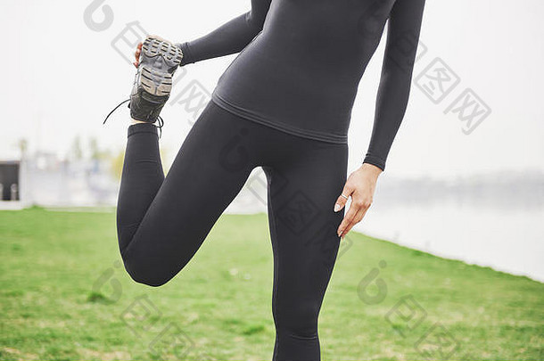 年轻的健身女人跑步者伸展<strong>运动</strong>腿运行公园