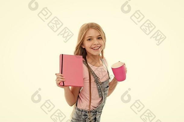 女孩可爱的孩子长头发喝可可或茶。带着书或记事本和杯子的女学生在茶歇时间。水平衡概念。上课前喝茶。<strong>放</strong>松和充电。令人振奋的饮料。