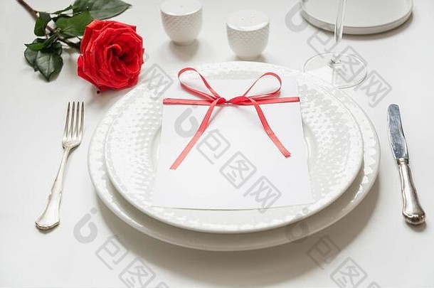 情人节一天生日晚餐优雅表格设置红色的装饰关闭