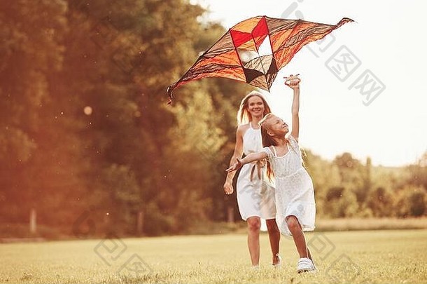 夏天阳光明媚的一天妈妈。女儿有趣的<strong>风筝</strong>场美丽的自然